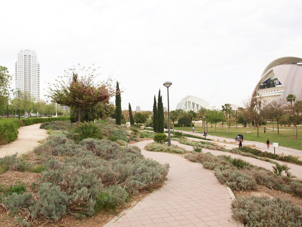 Apartup Yellow Opera View Apartment Valencia Bagian luar foto